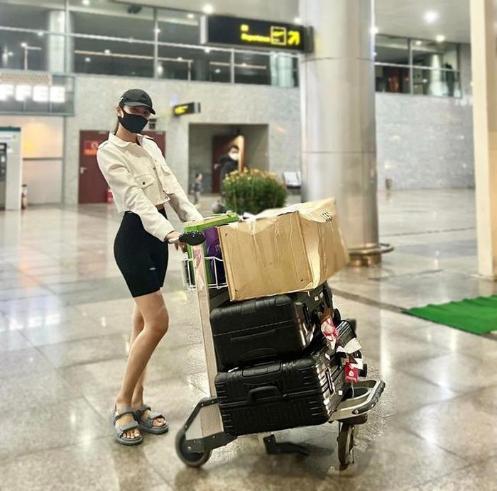 Tiểu Vy mang theo nhiều hành lý về quê