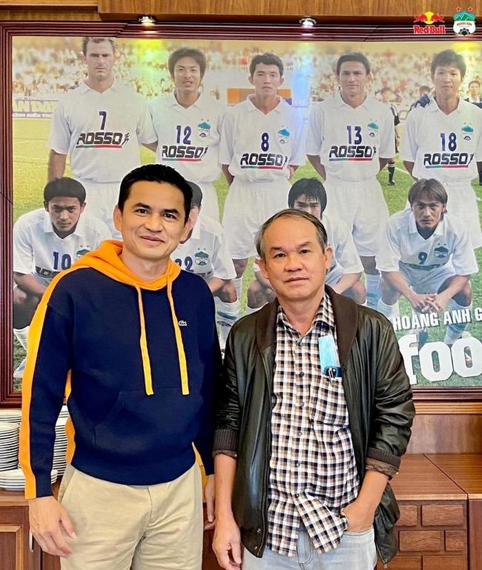 Bầu Đức mới gia hạn hợp đồng với HLV Kiatisuk. Ảnh: HAGL FC