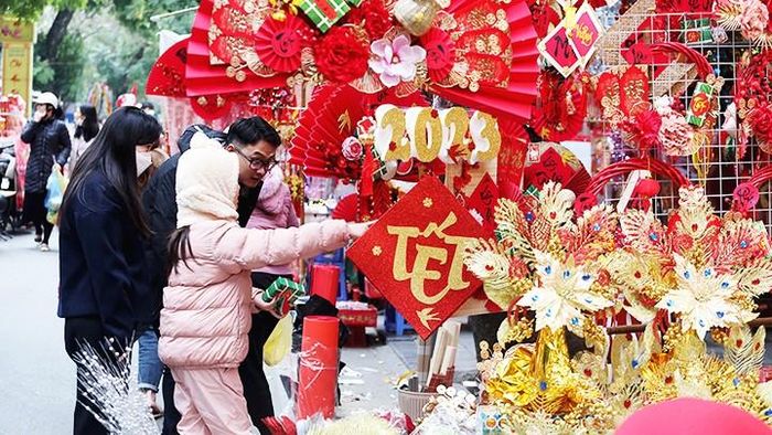 Chọn đồ trang trí tại phố Hàng Mã.