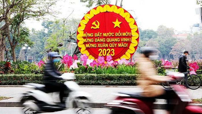 Nhiều tuyến phố đã rực rỡ với các cụm trang trí đón Xuân Quý Mão.