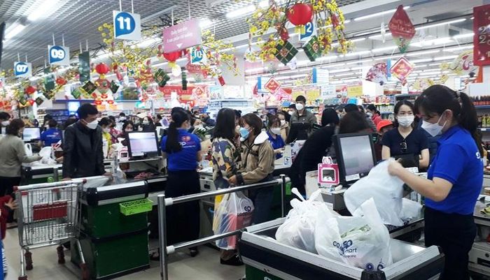 Khu vực tính tiền luôn chật ních người.