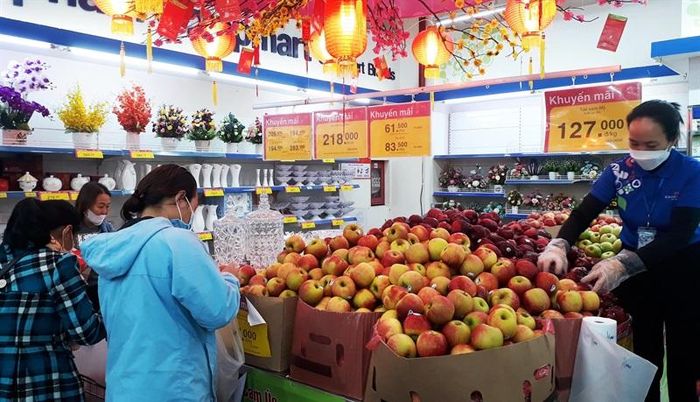 Nhân viên siêu thị thường xuyên bổ sung hàng lên kệ để đáp ứng nhu cầu mua sắm của khách hàng.