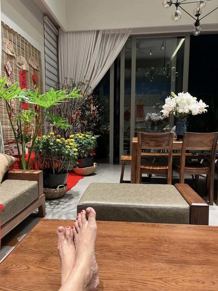 Không gian sống của Diễm Châu tưng bừng sắc xuân và được thiết kế rất tỉ mỉ. Nguồn ảnh: FBNV