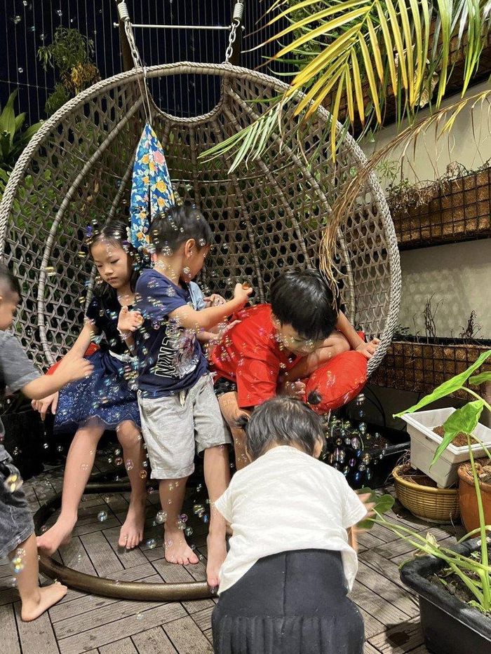 Tại đây, Diễm Châu còn đặt thêm chiếc ghế treo để các con chơi đùa.
