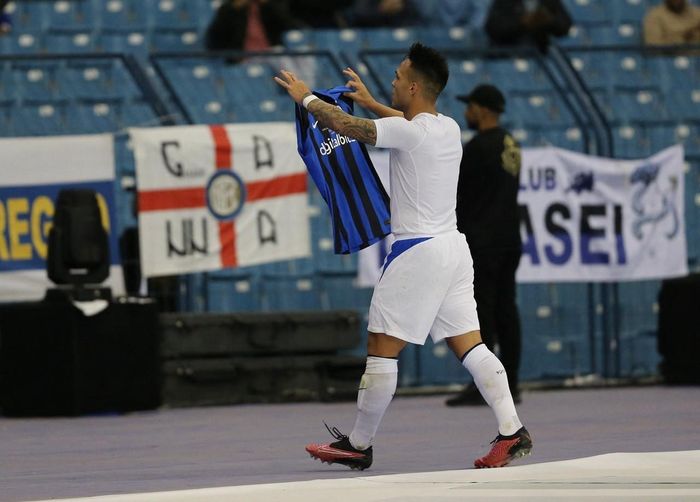 Tiền đạo người Argentina chấp nhận thẻ vàng khi cởi áo theo pha ăn mừng kinh điển của Lionel Messi trước Real Madrid.