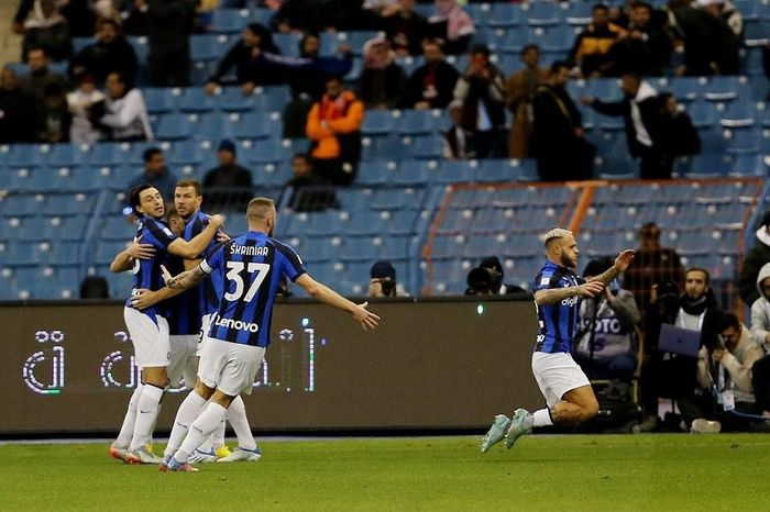 Đến phút 21 Inter nhân đôi cách biệt, Bastoni chuyền bóng xuống cánh trái để Dzeko băng xuống. Tiền đạo người Bosnia &amp; Hercegovina loại bỏ Tonali trước khi dứt điểm nâng tỉ số lên 2-0 cho Inter.