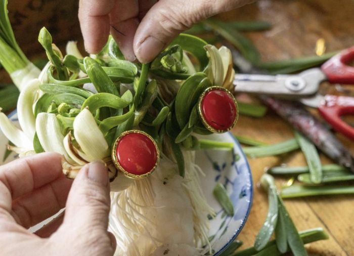 Chậu thủy tiên được cắt gọt, tạo hình đẹp mắt. 