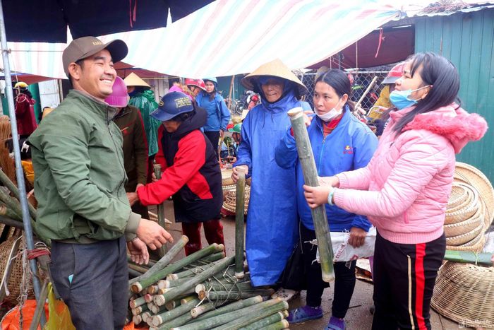 Giang thường được người dân bán cả ống. Giang non, ống dài được nhiều người lựa chọn, một vài nơi bà con đã chẻ sẵn và kết nối từng loại dây giang cho phù hợp với các loại bánh. Chuyện chọn giang gói bánh cũng đem lại niềm vui cho cả người bán và người mua. Ảnh: Huy Thư