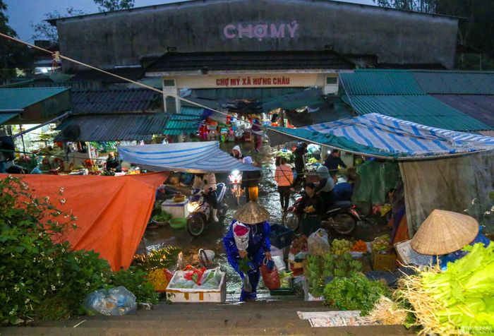 Chợ quê ngày Tết họp sớm hơn ngày thường, từ 4 -5h sáng khi trời còn tối, người dân đã đi chợ soạn hàng, mua sắm, tranh thủ thời gian khi Tết đã cận kề . Trong ảnh: Chợ Mý, xã Châu Nhân (Hưng Nguyên). Ảnh: Đình Tuyên