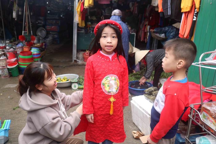 Những em nhỏ theo người thân đi chợ Tết để sắm quần áo mới với bao háo hức, vui tươi luôn là hình ảnh thân thương gợi nhắc tuổi thơ của bao người. Quần áo mới không còn là mặt hàng "xa xỉ" đối với trẻ con như những năm tháng đói nghèo, nhưng được đi chợ sắm đồ mới cũng đem lại cho trẻ em sự thích thú, hấp dẫn. Ảnh: Huy Thư