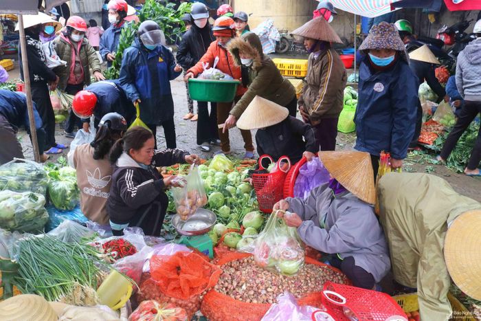 Chợ quê ngày Tết rộn ràng, đông vui, tấp nập kẻ bán, người mua. Đi chợ Tết không chỉ để mua sắm cho gia đình mình có cái Tết đầy đủ, ấm cúng, mà còn để trải nghiệm, cảm nhận không khí vui Xuân, đón Tết náo nức ở quê hương. Ảnh: Đình Tuyên