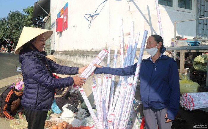 Chợ quê ngày Tết không thể thiếu những người bán hương trầm (hương cuốn giấy) mang hương vị Tết đặc trưng của chợ quê xứ Nghệ. Đi đến đầu chợ nghe mùi hương trầm thoang thoảng đã thấy Tết đến rất gần. Ảnh: Đình Tuyên