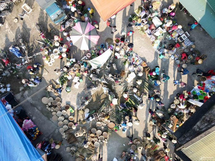 Dù lớn hay nhỏ, chợ quê ngày Tết luôn thể hiện rõ nhất không khí đón Tết ở các địa phương. Có khi chỉ nhìn vào người đi chợ, nguồn hàng, sức mua sắm... có thể biết người dân ở đó chuẩn bị Tết, ăn Tết như thế nào... Ảnh: Huy Thư