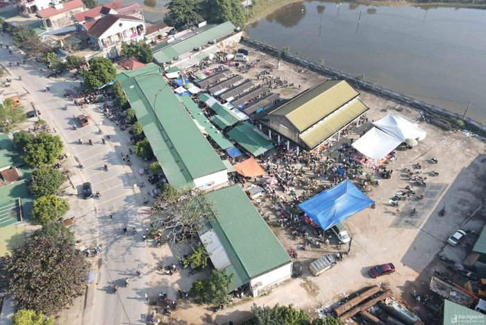 Chợ quê ngày Tết phản ánh rõ nhất không khí đón Tết Nguyên đán ở nông thôn. Từ ngày 23 tháng Chạp chợ quê đã bắt đầu rộn ràng không khí Tết. Cơ sở vật chất của chợ quê (đình chợ, ốt quán, nền chợ...) phần lớn đã được nâng cấp, tu bổ khang trang càng làm cho những phiên chợ Tết thêm phần sạch, đẹp, đông vui. Trong ảnh: Chợ Dùng đón Tết ở xã Thanh Đồng (Thanh Chương). Ảnh: Huy Thư