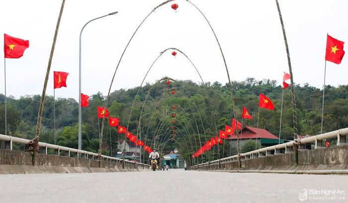 Rực rỡ cờ hoa đoạn qua cầu Cửa Rào, xã Xá Lượng, huyện Tương Dương. Ảnh: Đình Tuân