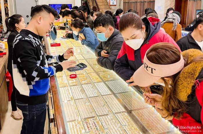 Cuối năm dư dả nên nhiều người lựa chọn mua vàng để tích trữ. Ảnh: Thanh Phúc