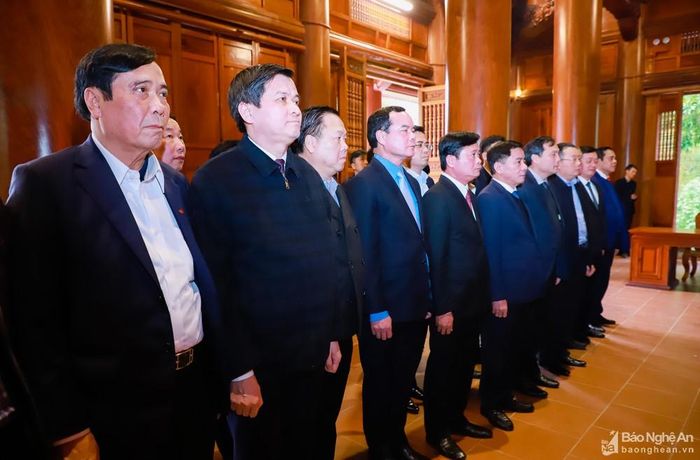 Các đại biểu tưởng niệm Chủ tịch Hồ Chí Minh. Ảnh: Thành Duy