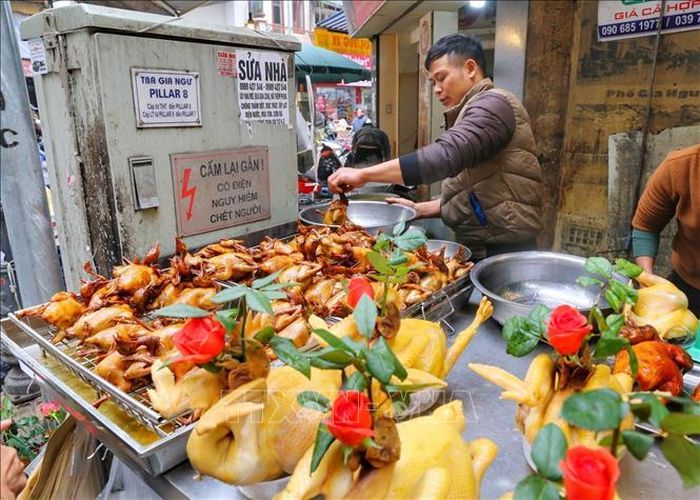 Đa dạng các loại gà cúng từ luộc cho tới chiên, rán được bày bán ở các chợ.