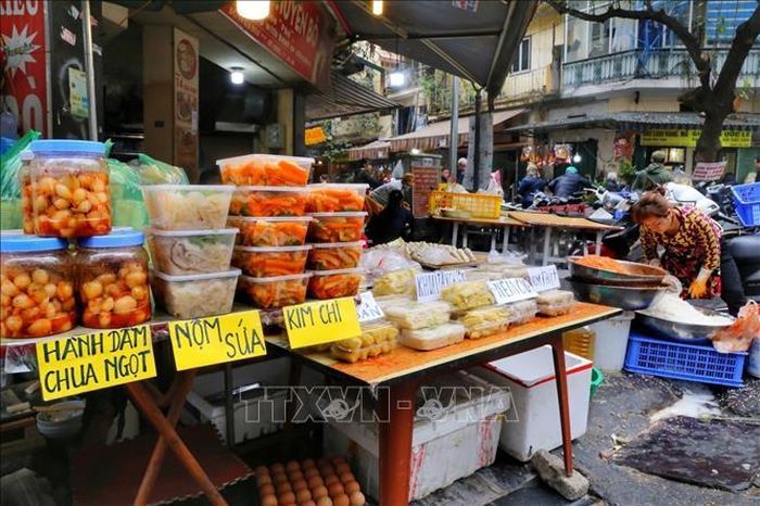 Các loại đồ ăn chế biến sẵn rất được người dân ưa chuộng.