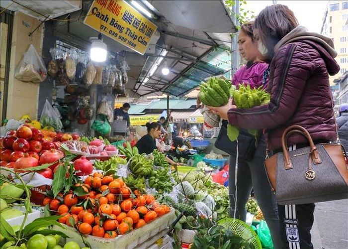 Người dân mua các loại hoa quả thắp hương.