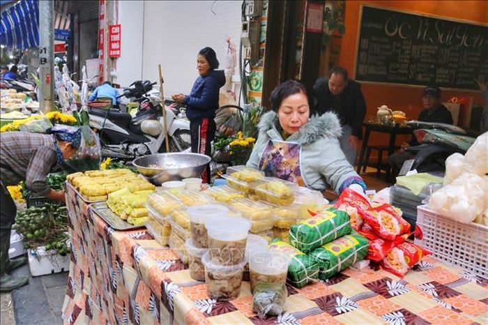 Các loại đồ ăn chế biến sẵn rất được người dân ưa chuộng.
