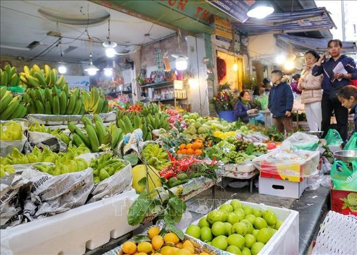Đa dạng các mặt hàng hoa quả cho mâm lễ cúng đêm Giao thừa.