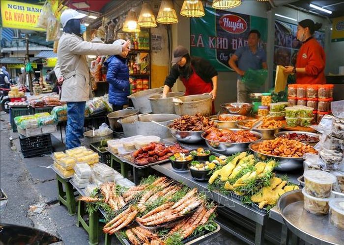 Người dân mua đồ cúng đêm Giao thừa Tết Quý Mão 2023.