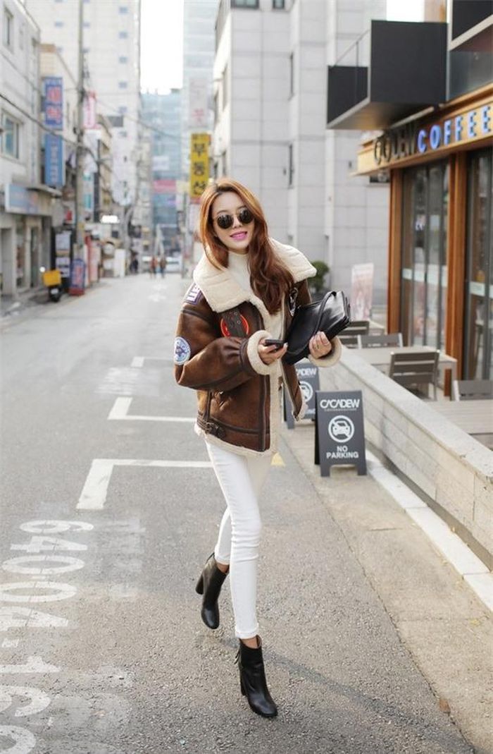 Với những kiểu áo cổ lọ không tay, thêm một chiếc áo khoác tay dài là lựa chọn phù hợp. Trong trường hợp này, chị em nên chọn áo khoác dáng dài như cardigan, gilet… chất liệu mỏng, nhẹ nhưng giữ ấm tốt như da thuộc hoặc len cashmere để cân đối với độ dày và độ cao của áo cổ lọ. Không nên phối hợp cùng áo blazer chất vải dày và vạt ngắn hơn chiều dài áo cổ lọ sẽ làm phần thân trên nặng nề hơn.