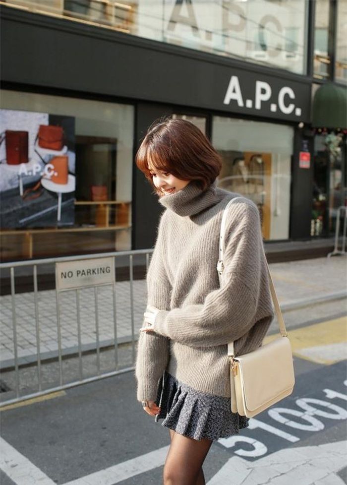 Bên cạnh những chiếc áo len cổ lọ ôm sát người, thì những kiểu áp len cổ lọ oversized cũng là lựa chọn hoàn hảo để bạn gái giữ ấm cơ thể trong những ngày mùa đông. Không chỉ đem lại sự ấm áp tuyệt đối mà còn là item mùa đông đơn giản nhất giúp đem lại vẻ ngoài thật trendy cho chị em trong nháy mắt.