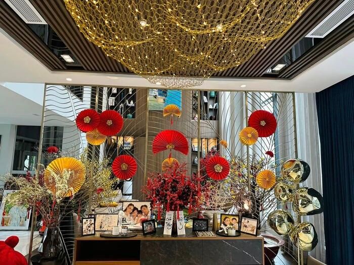 Những bức ảnh gia đình được cựu người mẫu cẩn thận để ở vị trí đẹp nhất trong nhà