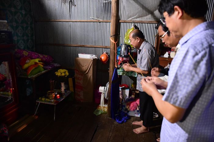  Lãnh đạo tỉnh Đồng Tháp và đại diện các sở, ngành đến thắp hương cho bé Thái Lý Hạo Nam và động viên, thăm hỏi gia đình ngay sau khi thi thể cháu bé được đưa lên. Ảnh: CTV. 