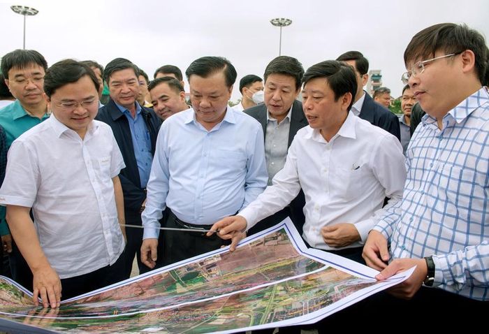 Bí thư Thành ủy Hà Nội Đinh Tiến Dũng kiểm tra thực địa triển khai dự án đường Vành đai 4 – Vùng Thủ đô