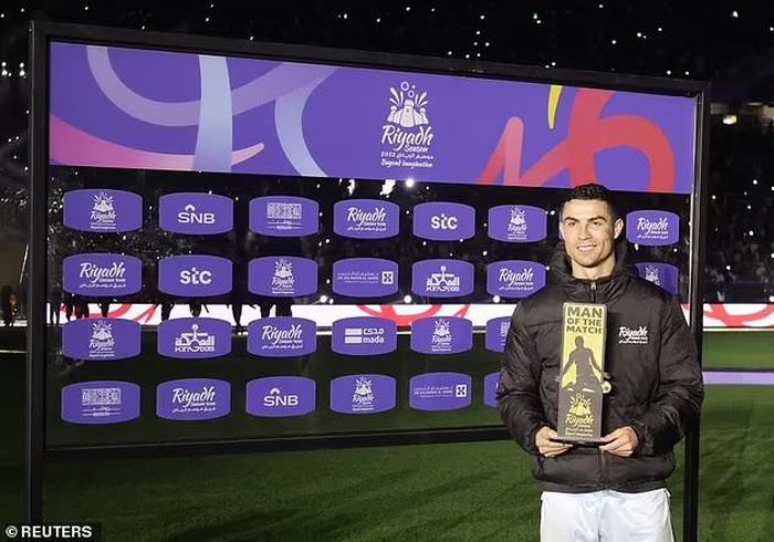 Đội trưởng đội Saudi All-Star giành danh hiệu Cầu thủ xuất sắc nhất trận đấu khi lập cú đúp bán thắng vào lưới PSG. Ảnh: Reuters