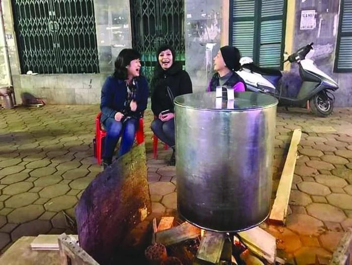 NSND Lê Khanh (trái) và bạn thân bên nồi bánh chưng luộc ngoài vỉa hè
