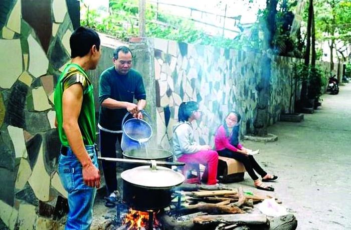 Luộc bánh chưng vỉa hè Hà Nội