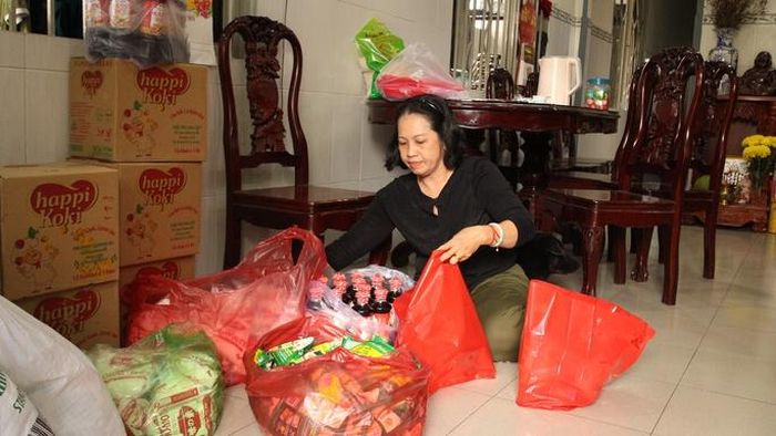 Bà chủ nhà trọ Nguyễn Thị Tuyết Thương gói ghém quà tặng cho công nhân ở trọ