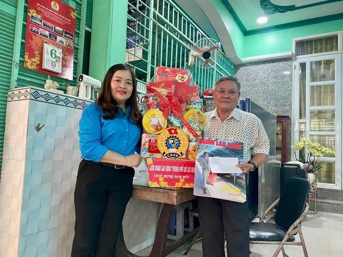 Bà Nguyễn Thị Hồng Sen, Phó Chủ tịch LĐLĐ quận 7, TP HCM chúc Tết chủ nhà trọ Đặng Văn Hương