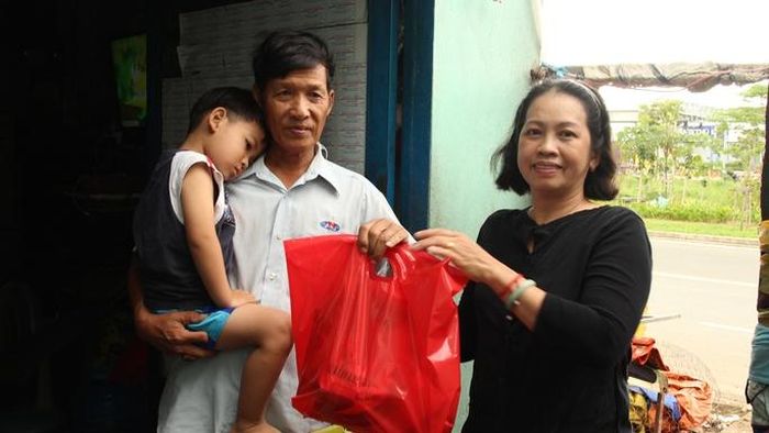 Bà Thuơng tặng quà Tết cho công nhân ở trọ