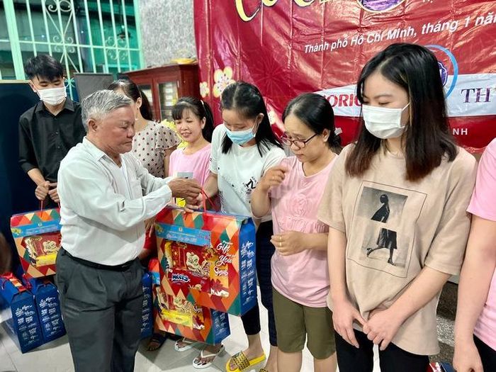 Ông Đặng Văn Hương tặng quà cho công nhân ở trọ
