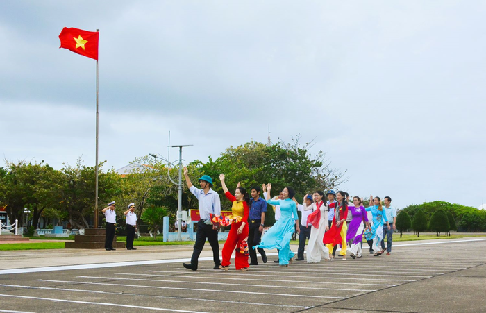 Nhân dân huyện đảo Trường Sa tham gia chào cờ đầu năm 2023.