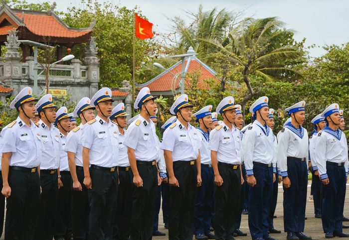 Cán bộ, chiến sĩ Trường Sa hát Quốc ca trong ngày đầu năm mới.