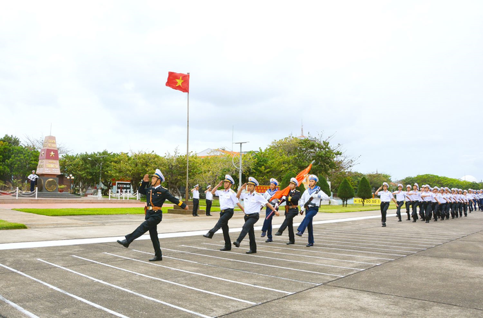 Duyệt đội ngũ tại lễ chào cờ.