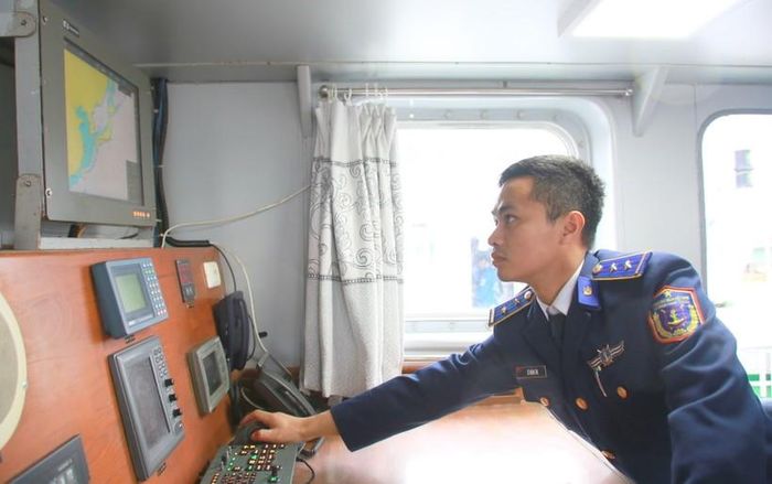 Trung úy Lê Đăng Tài - Thuyền phó Tàu cảnh sát biển 2012 cho biết, đón Tết ở đơn vị cũng vui tươi và ấm cúng như ở nhà. Đêm giao thừa, anh em quây quần bên nhau, cùng chúc nhau sức khỏe, động viên nhau yên tâm công tác. Bên cạnh đó, đơn vị tổ chức các hoạt động văn hóa, văn nghệ để cán bộ chiến sĩ vui Tết.