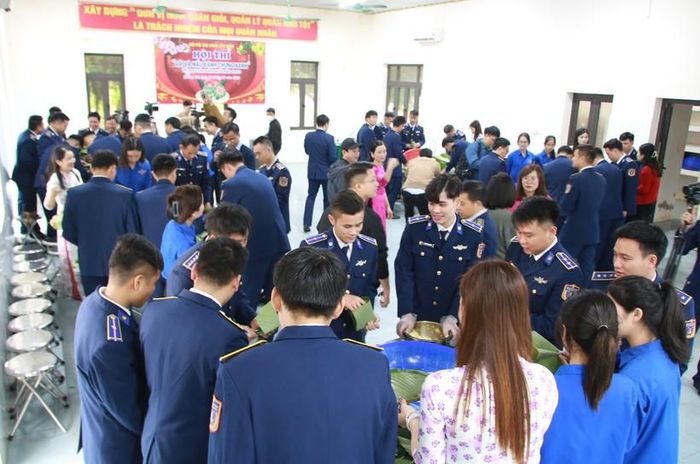 Trước đó, Hải đội 202 Bộ tư lệnh Vùng Cảnh sát biển 2 tổ chức hội thi gói bánh chưng xanh để nâng cao đời sống văn hóa, tinh thần cho cán bộ chiến sĩ và tạo không khí vui tươi sôi nổi trong những ngày xuân.