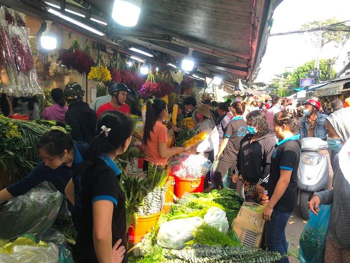Nhiều tiểu thương quyết định giảm giá sớm để khách dễ mua sắm. Năm nay hoa về nhiều, ngoài hoa trong nước đưa từ các tỉnh Đà Lạt, Hà Nội..., chợ hoa còn bày bán nhiều loại hoa nhập khẩu mới lạ như Mimosa, hồng Ecuador, baby, mẫu đơn... có giá từ 70.000-150.000 đồng/bó, tùy loại.