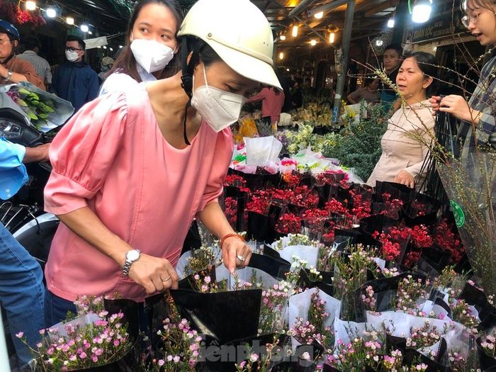 Hoa nhập khẩu có giá 100.000 đồng/bó. "Năm nay hoa đẹp, giá không quá đắt. Mình mua nhiều để trang trí nhà cửa dịp Tết" - chị Hà (ngụ quận 5) nói.