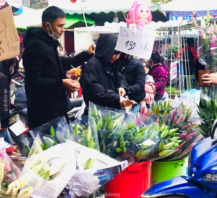 Chị T. (trú thị trấn Phố Châu) năm nay đưa 500 cành ly nhập từ Hà Nội về bán. Nhưng hiện tại mới chỉ bán được 100 cành. Sợ không bán được, nay chị cũng phải bán giá gốc với mong muốn lấy lại được số vốn hơn 20 triệu đã bỏ ra.