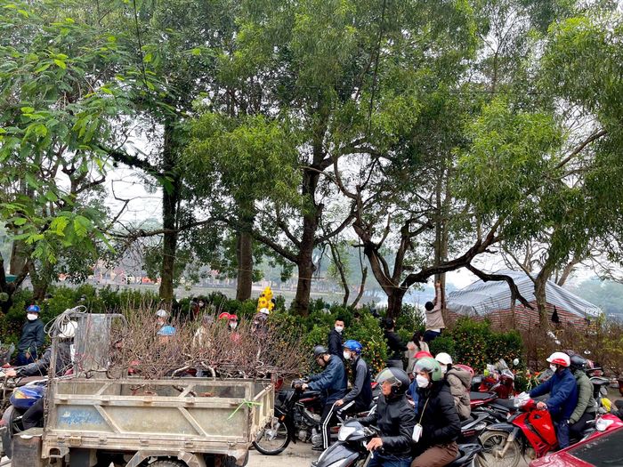Theo anh Phong, như những năm trước đến nay phải bán được trên 80% số lượng hàng hóa, nhưng nay thị trường ế ẩm, người bán giờ chỉ mong thu hồi lại số vốn bỏ ra.