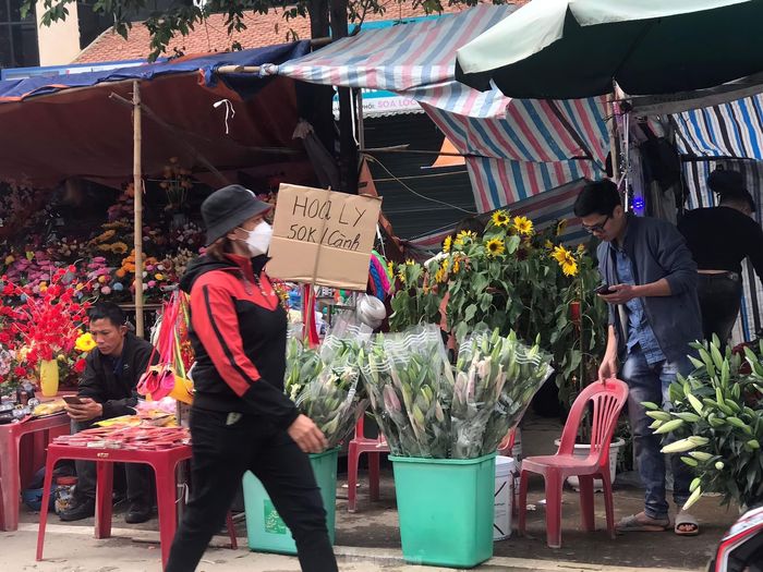 Lượng người mua giảm, không khí chợ Tết cũng không nhộn nhịp như các năm trước.