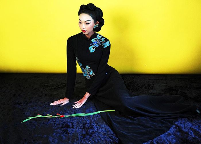 Các họa tiết hoa mai, hoa sen, hoa hồng, hoa mẫu đơn… được lồng ghép khéo léo trong từng bộ váy áo, vừa gợi nhắc những hình ảnh thân thuộc của quê hương, vừa truyền tải ý nghĩa về sự sung túc, thịnh vượng trong năm mới.